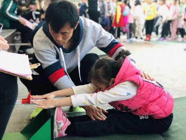 快报 | 校园“吉尼斯”系列活动--坐位体前屈比赛