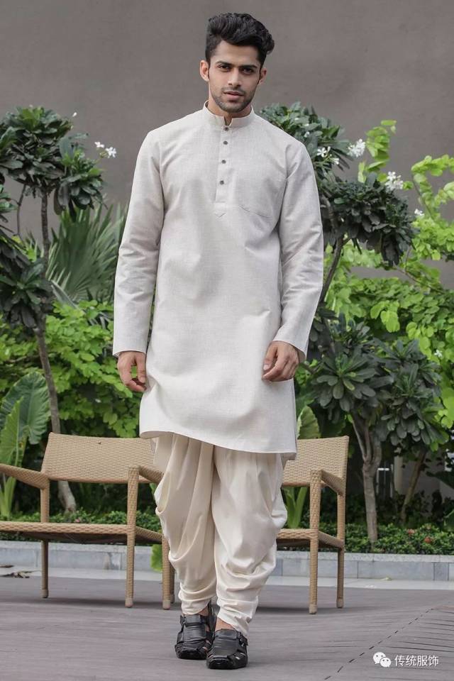 印度男性穿的类似服饰,也是库尔塔,就像韩国男性的上衣也是赤古里一样