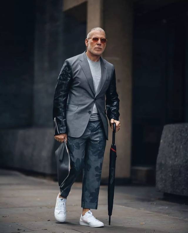 像潮流大叔nick wooster的灰色九分直筒西裤更加宽松与随意,打破职场