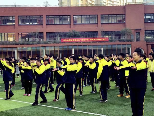 体操协会,排舞广场舞推广中心向杭州市杨绫子学校送上了爱心物品