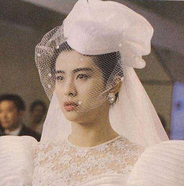 王祖贤曾经也拍过一组婚纱的照片,清纯迷人,就像是从画中走出来的仙女