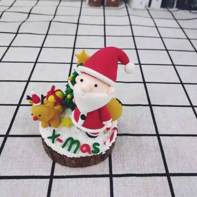 活动时间: 2018年12月23日(周日)日上午10:00 活动地点: 台州书城一楼 报名时间: 即日起 报名方式: (1)微信报名: 公众号回复粘土DIY圣诞 +姓名+联系电话 (2)电话报名:0576-88523117 (3)现场报名:书城收银台 温馨提示: 所需工具由书店提供,成品可带走 Reading creates value