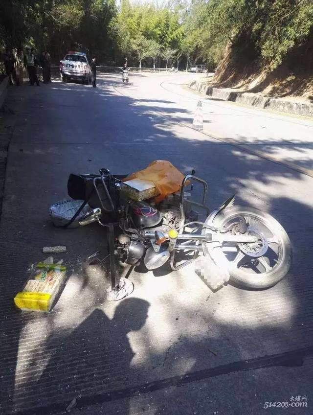 摩托车驾驶员当场身亡.