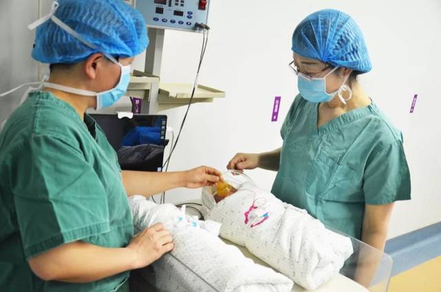 生孩子的时候,新生儿科医生到底在干什么?