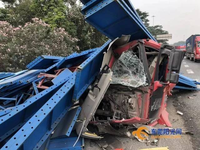 东莞市环城路高埗莞潢立交路段发生一起两辆大货车碰撞的交通事故