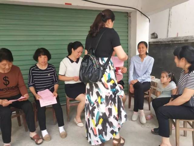 赣州市崇义县萝卜巷村妇联执委谢俊丽,是萝卜巷村一名80后普通的年轻