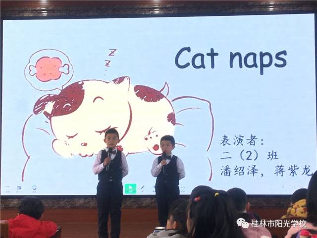 二(2)班潘绍泽,蒋紫龙为大家带来的《cat naps》节奏明快