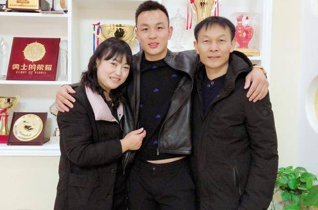 铁英华连夜赶回家为父亲庆祝生日,笑言小时候经常被父亲揍!