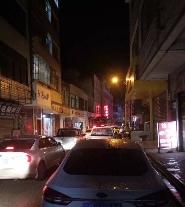 该网友称:该条道路白天堵 ,晚上也堵 ,运气不好晚上做工下班回家得堵