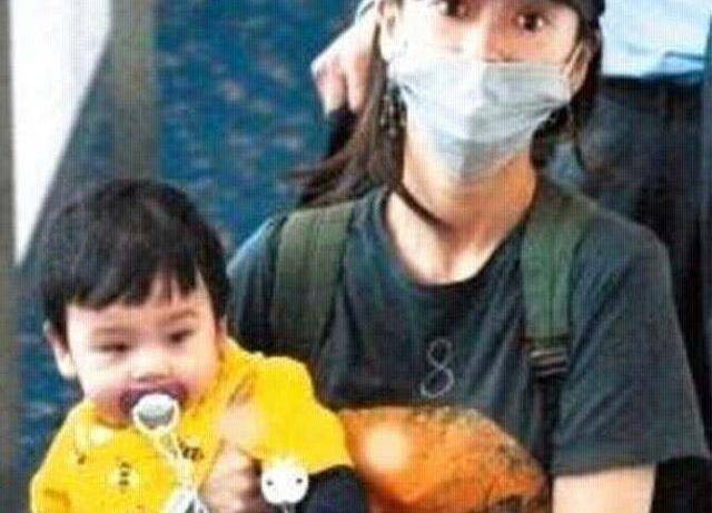而且之前也有人拍到baby抱着小海绵出现在机场,头发浓浓的,脸蛋肉嘟嘟
