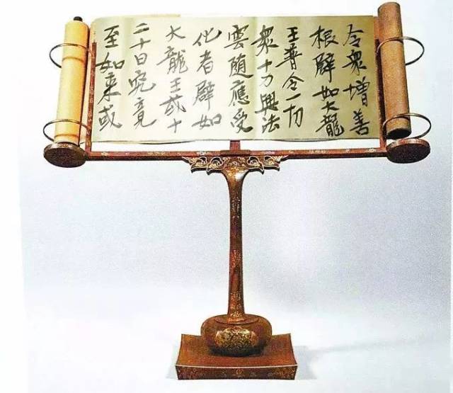 唐代紫檀金银绘书几(复原图),专门用于阅读卷轴书籍,现藏于日本