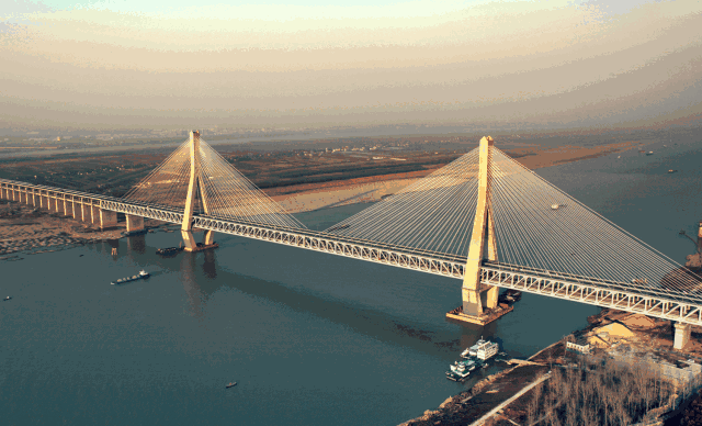 郑新黄河大桥(原名郑州黄河公铁两用桥)为代表的高速铁路桥梁时不断