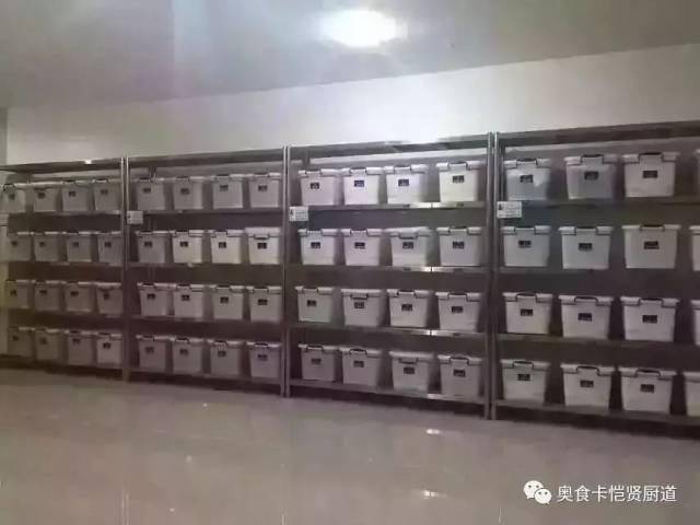 整齐划一的厨房,工作起来也格外舒心~ 冰箱从内到外整齐化一, 杜绝