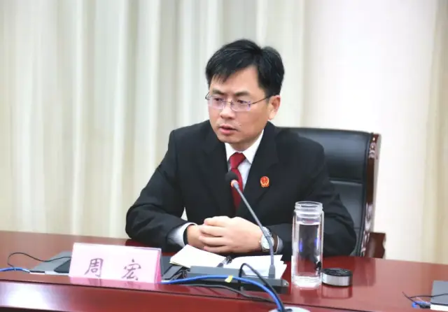 东台法院党组与新任命审委会委员中层干部新遴选员额法官进行集中谈话