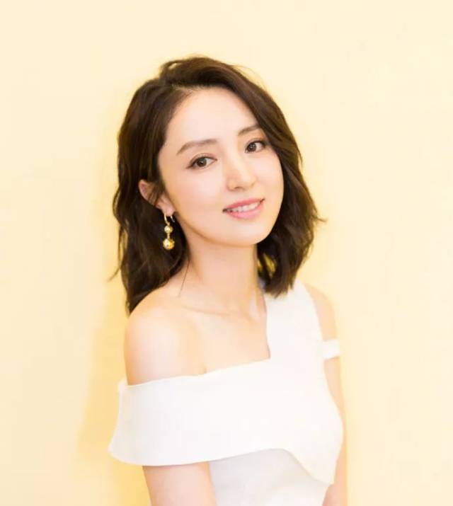36岁董璇换发型更美,短发霸道领导范儿!