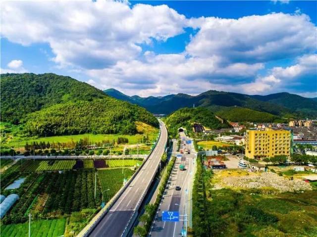 肩挑背驮,手拉车,铁锄铁铲…40年前,他们这样修路_手机搜狐网