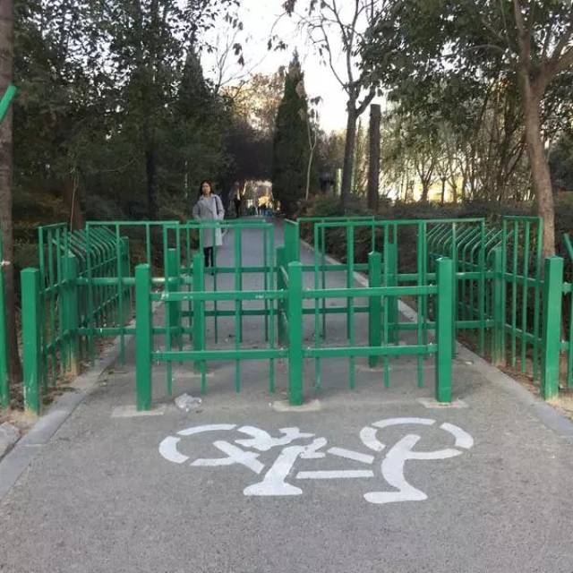 闹哪样?自行车道却装上了s型围栏!