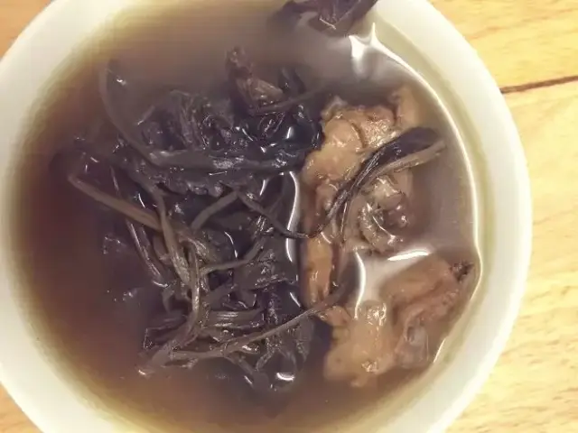 均浸泡洗净,鲮鱼与猪瘦肉处理干净,瘦肉切块,与生姜一起放进瓦煲内