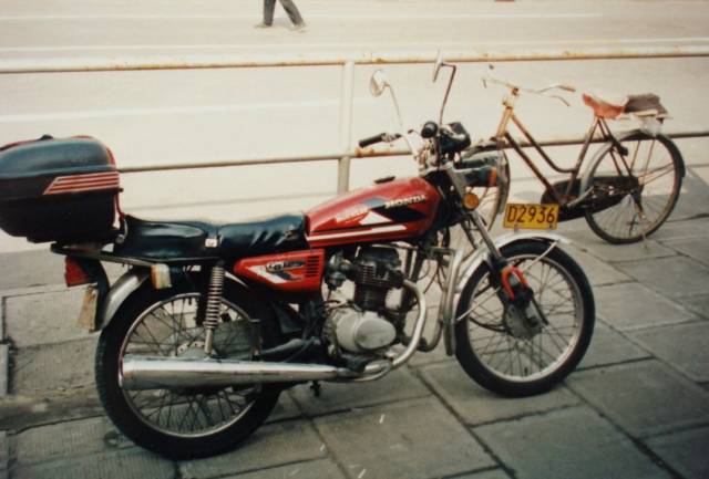 90年代 摩托车成为了最时髦的交通工具,震耳的油门声,流畅的车身线条