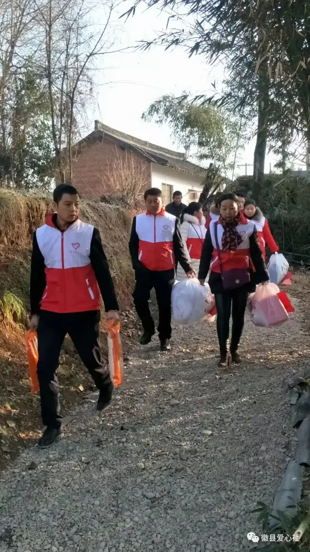【围观】陇南徽县爱心社2018年第一批爱心温暖包活动