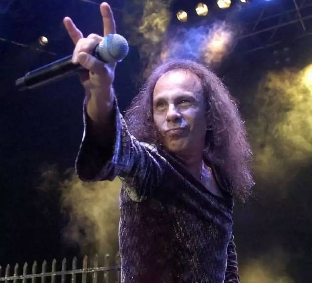 ronnie james dio,著名重金属主唱"魔鬼角"发明者.