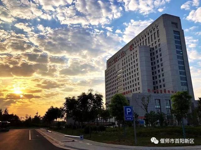 首阳新区建设指挥部及商都城投集中收看庆祝改革开放四十周年大会实况