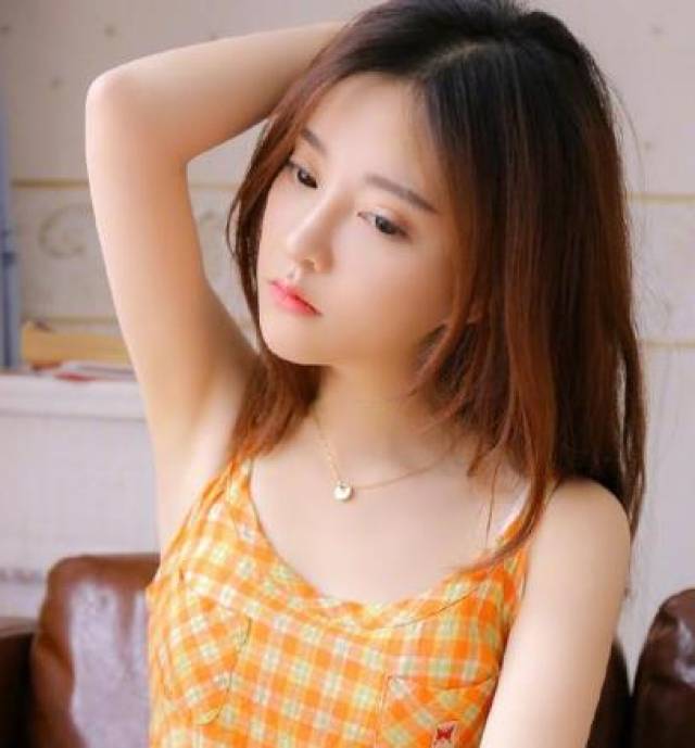冯提莫代言杜蕾斯广告:图片之大堪比男人装