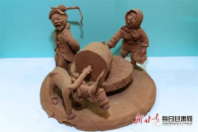 泥塑作品《农耕系列》亮相改革开放40周年图片展 讲述