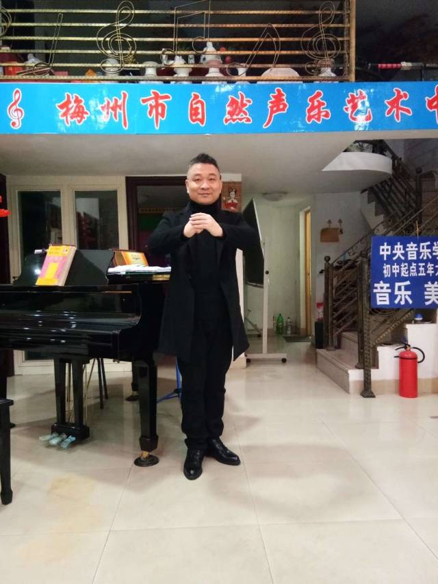 五华阿哥张伟东的音乐作品《醉月》将要上北京展演啦!他的作品曾经获