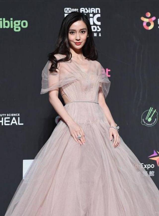 唯独邀请的嘉宾angelababy,愣是拿出了十二分精神去比美.