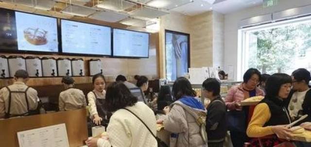 在福州排队几小时只为喝一口“喜茶”，除了口味品质，还有……套路