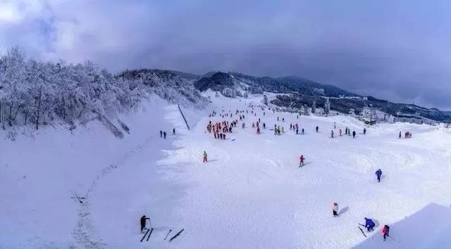 关岭冰雪水世界乐园室内滑雪场 泡温泉 贵州天然温泉遍布,是洗尽凡尘