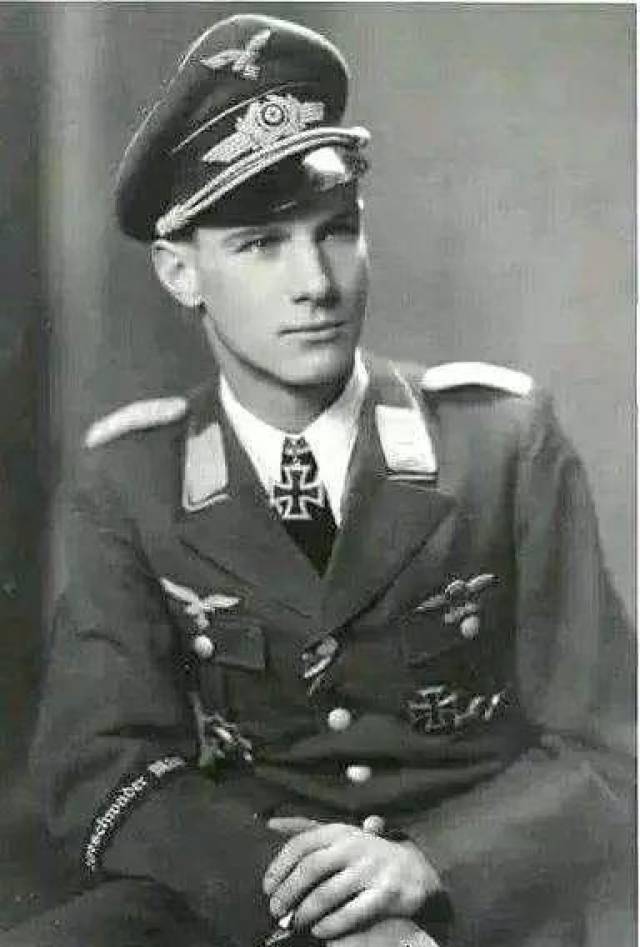 兼具了优雅与罪恶的德国纳粹军装,一个极端完美主义者
