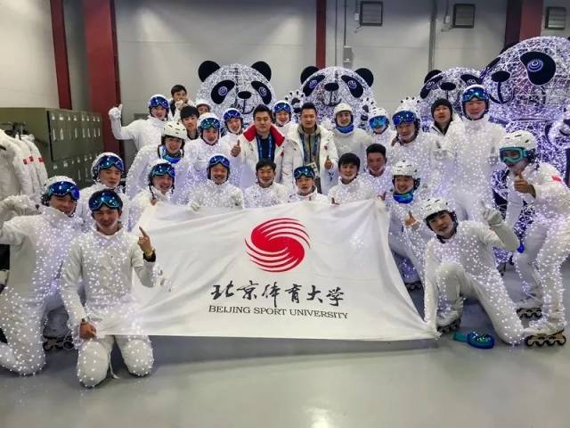 2018年,我校冠军班学生武大靖夺得平昌冬奥会短道速滑男子500米冠军
