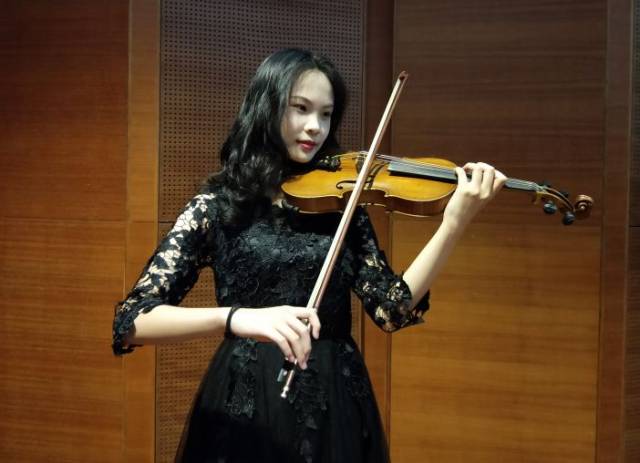 欧阳佩诗(小提琴) 星海音乐学院小提琴专业,师从韦炜教授.