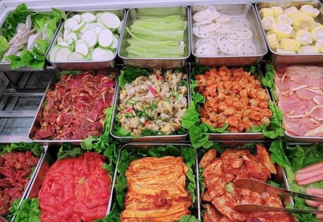 菜品种品 超过一百种,有三大个冰柜的生鲜和蔬菜自选,有带鱼鱿鱼,牛肉