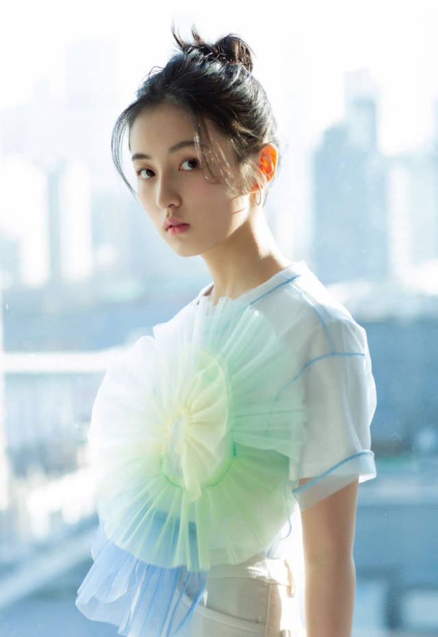 17岁张子枫又扎丸子头,美到了骨子里,这次换双高跟鞋变女神了