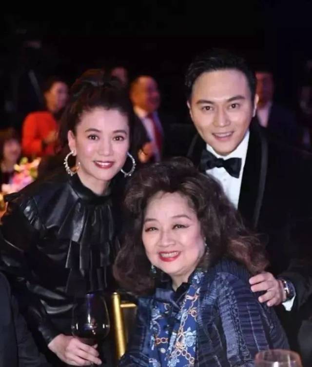 张智霖袁咏仪夫妇和小凤姐合照