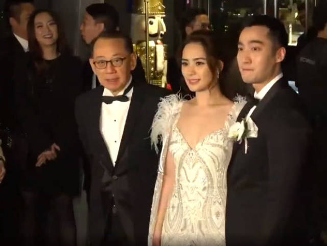 阿娇婚礼现场曝光,与老公亲吻!