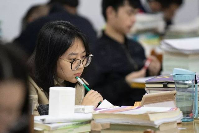 2018年11月22日,武汉一高校图书馆自习室内.