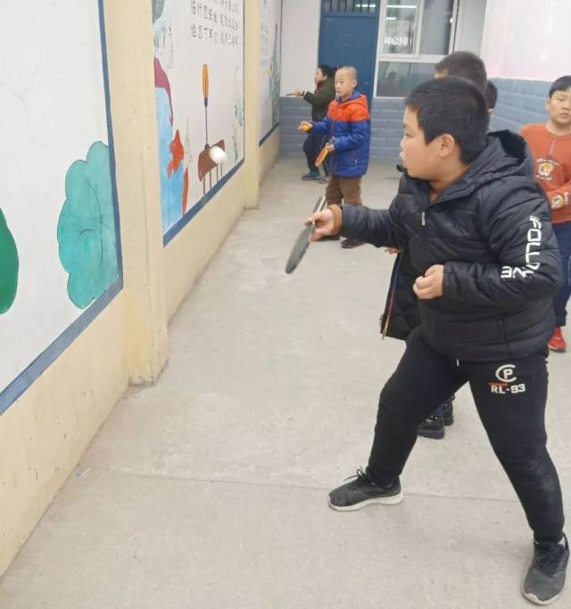 学生学会了端球,颠球,对墙击球,对打等的方法和要领,熟悉了乒乓球球性