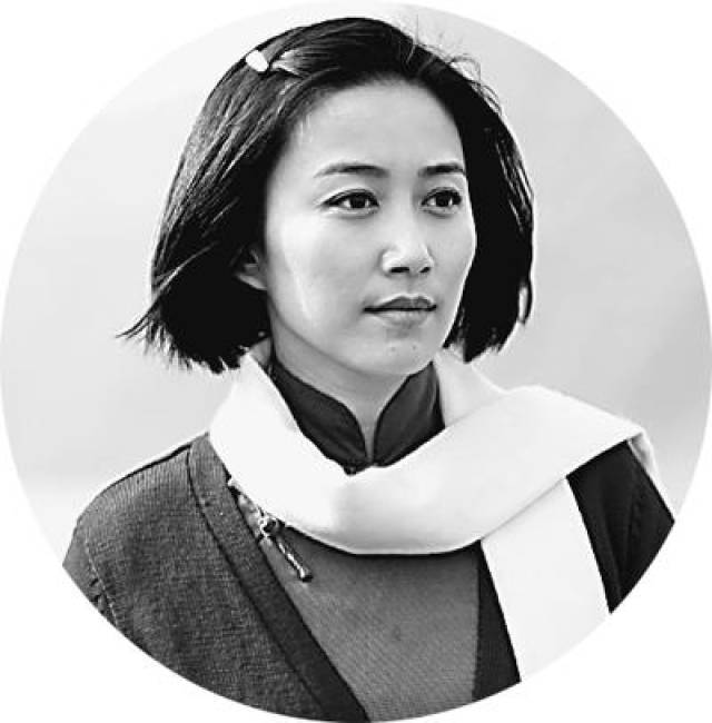 江姐唯一的儿子,现已定居美国,他不知该不该回来