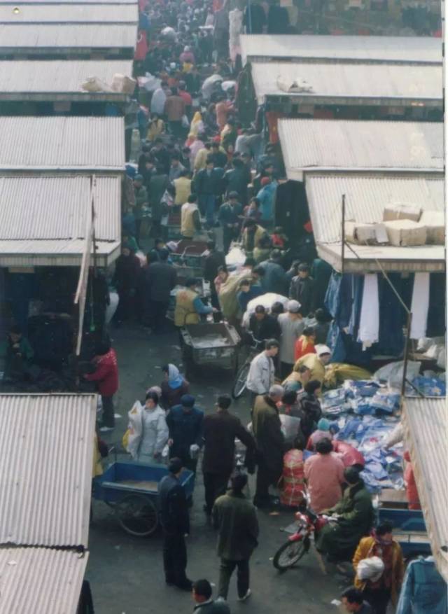 西郊大棚市场的服装摊位(临西一路·1988)