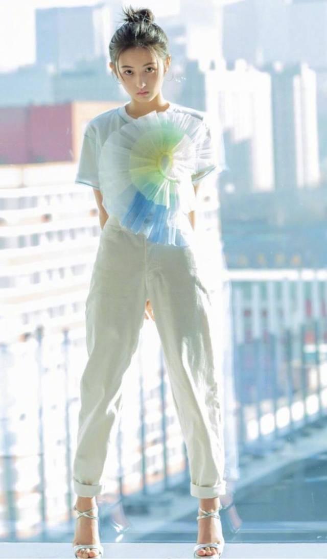张子枫这样穿衣搭配,冬天不仅不显腿粗,身高还能