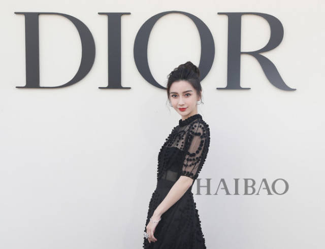 杨颖 (angelababy) 现身2019春夏巴黎时装周迪奥 (dior) 秀场