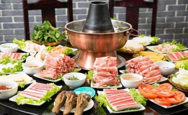 图源:大众点评——老北京涮羊肉自助火锅 经过改良的炊锅,没有碳火
