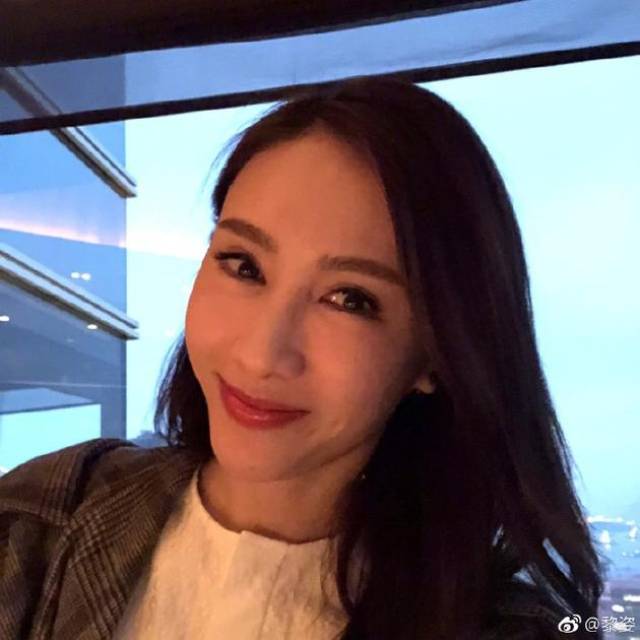 一张照片中黎姿面对镜头微笑,另一张中她则戴上了眼镜,笑容依旧明媚.