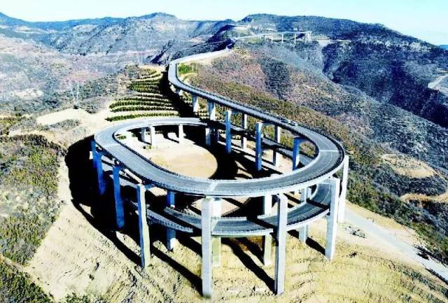 一条公路成“网红” 天龙山“天堑”变通途