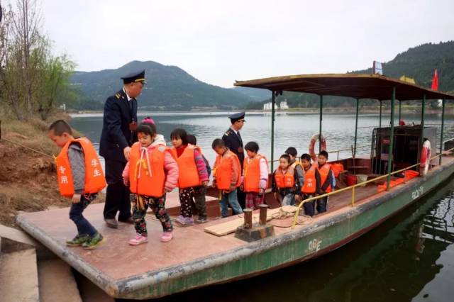 海事人员现场讲授渡运安全知识,乘船注意事项,水上交通事故逃生等安全