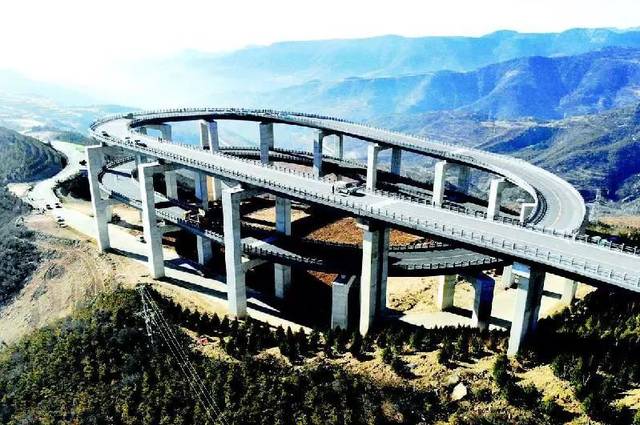 一条公路成“网红” 天龙山“天堑”变通途